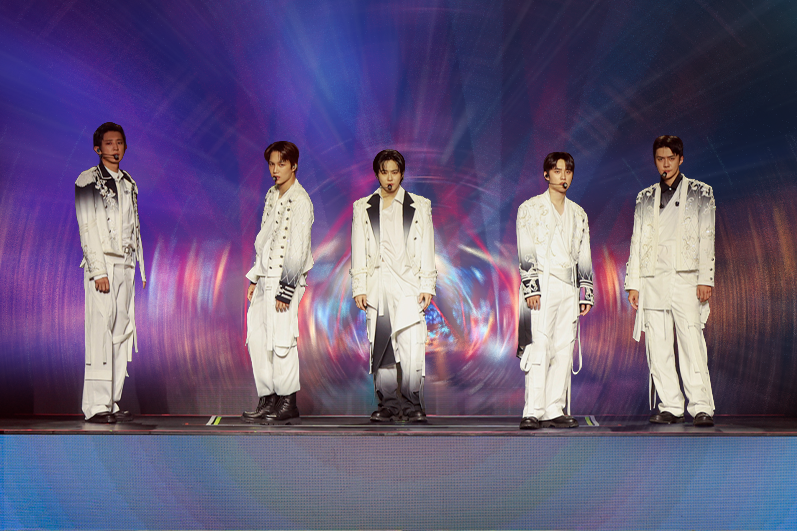 EXO-sets-Manila-ablaze-with-